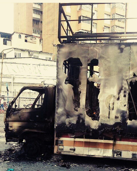 Camión cultural quemado en Caracas